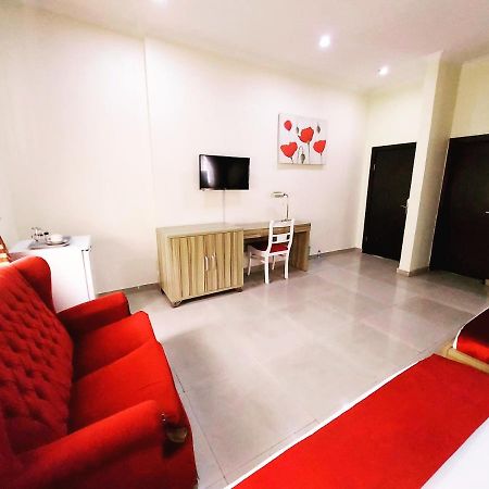 לגוס The Ambassadors Hotel מראה חיצוני תמונה