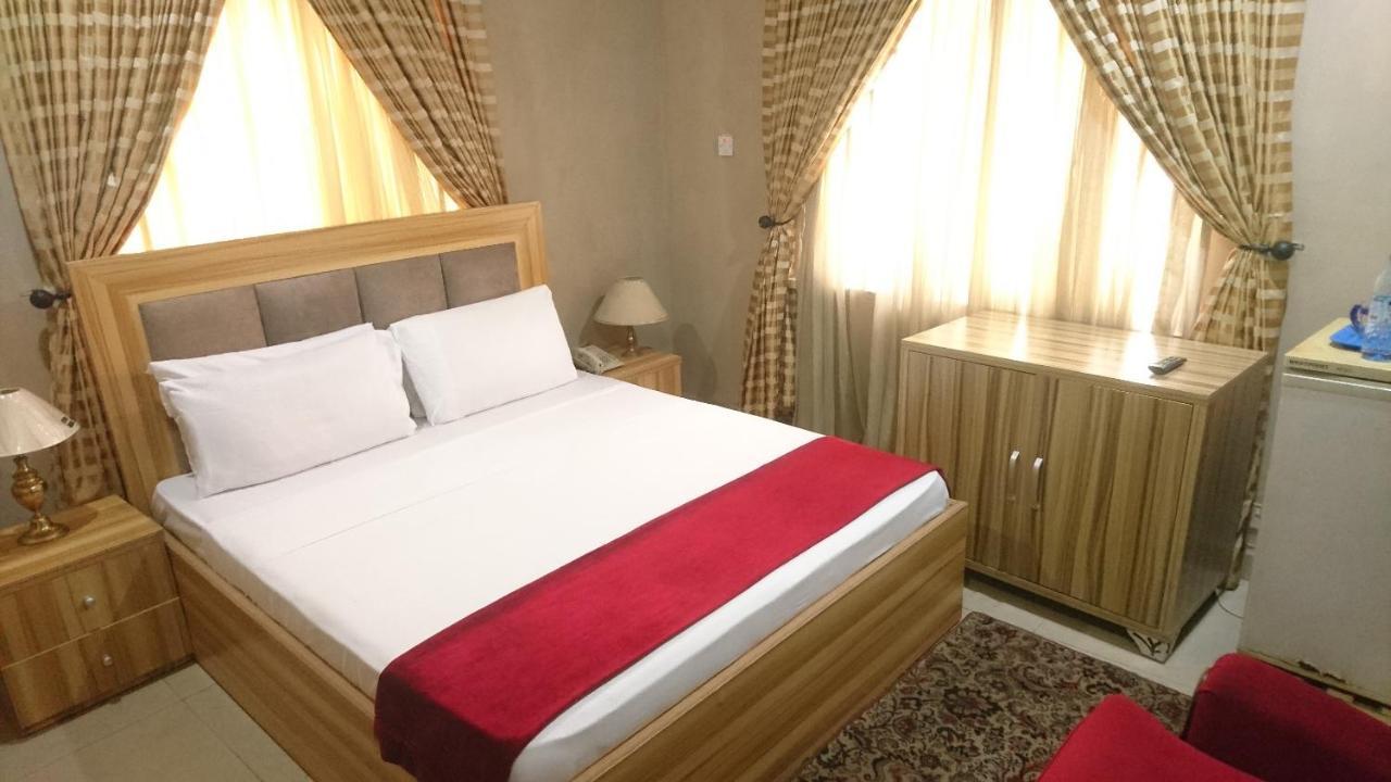 לגוס The Ambassadors Hotel מראה חיצוני תמונה