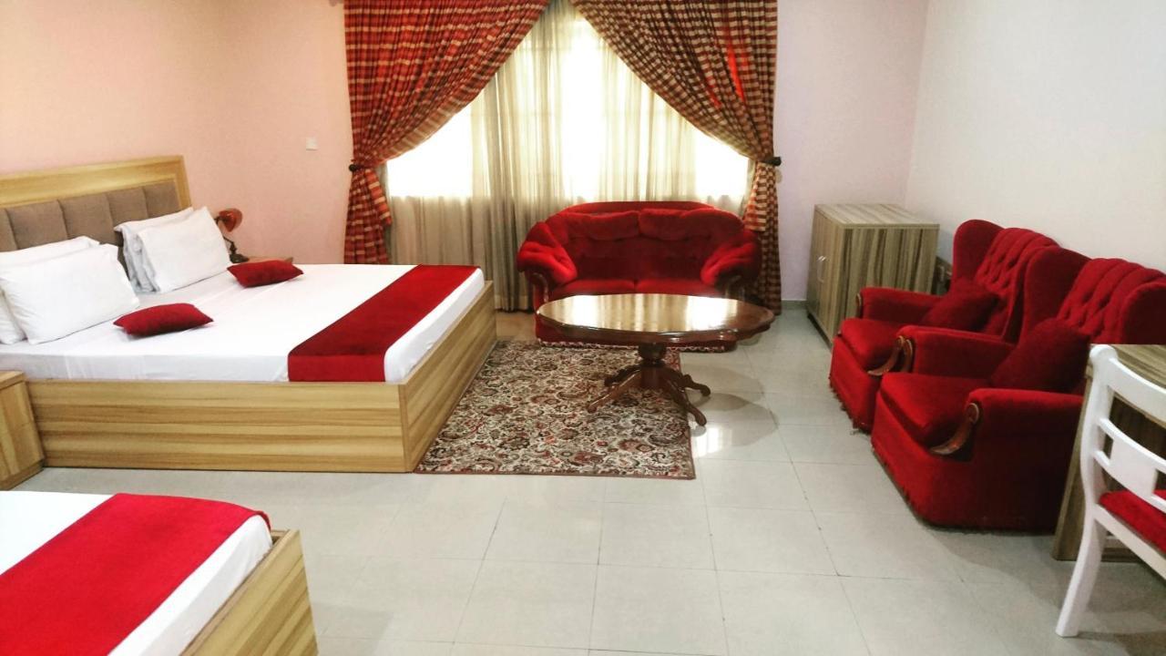 לגוס The Ambassadors Hotel מראה חיצוני תמונה