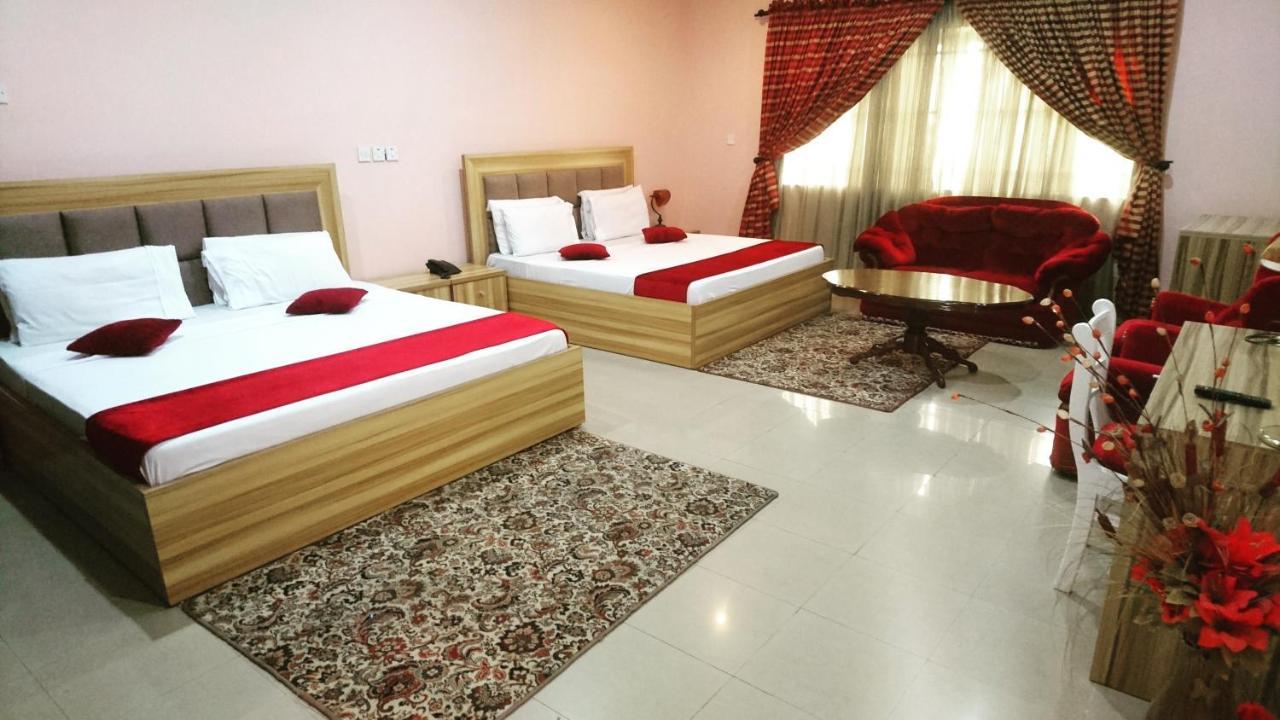 לגוס The Ambassadors Hotel מראה חיצוני תמונה