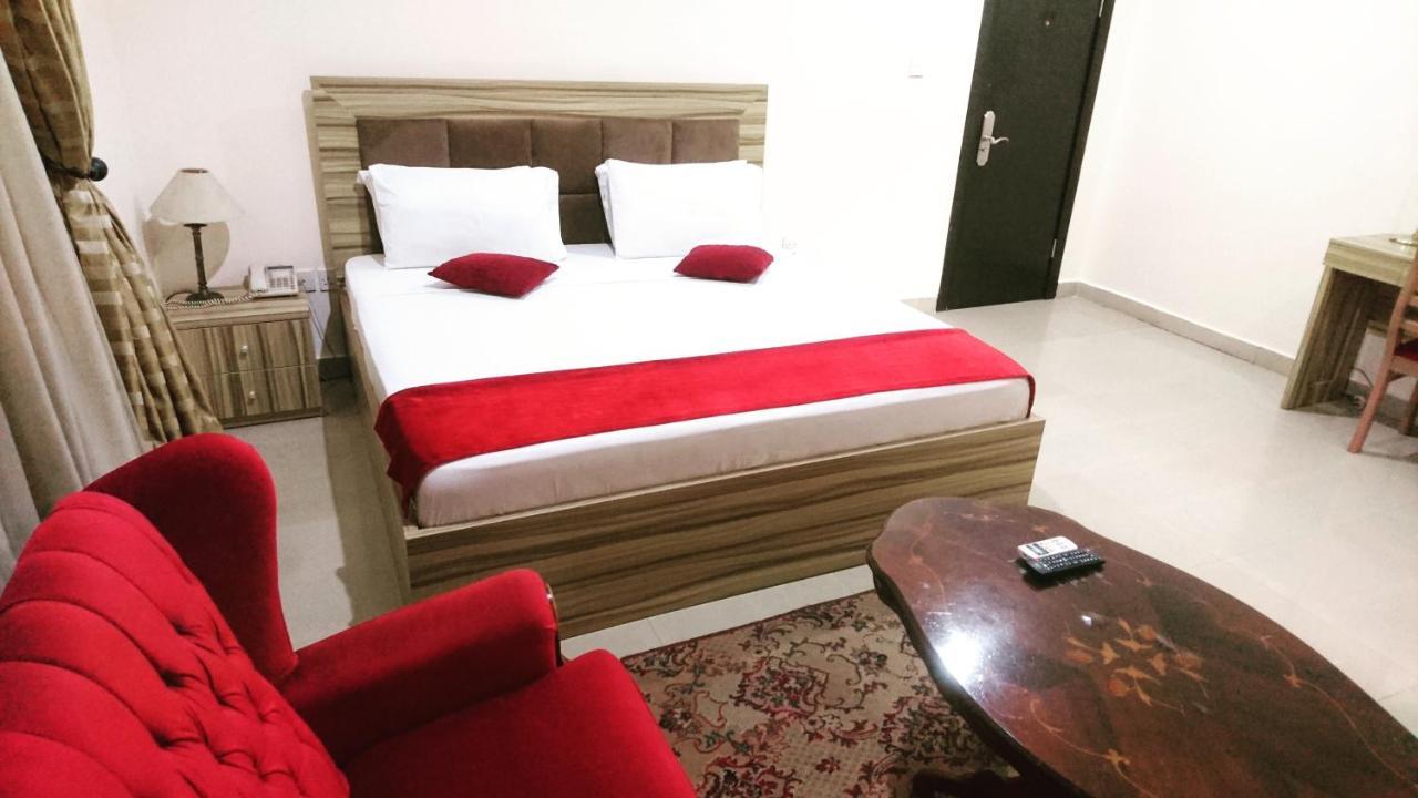 לגוס The Ambassadors Hotel מראה חיצוני תמונה