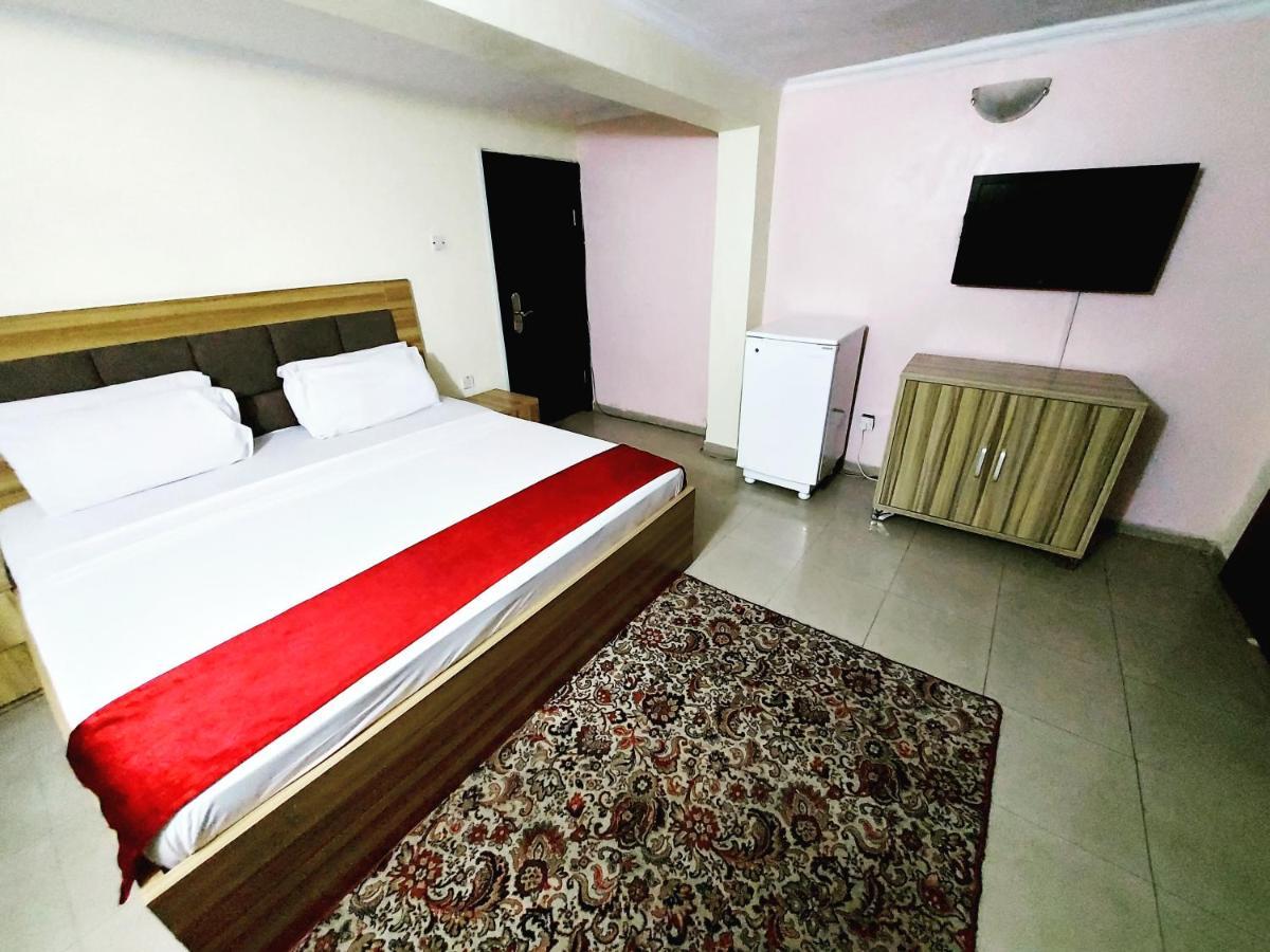 לגוס The Ambassadors Hotel מראה חיצוני תמונה