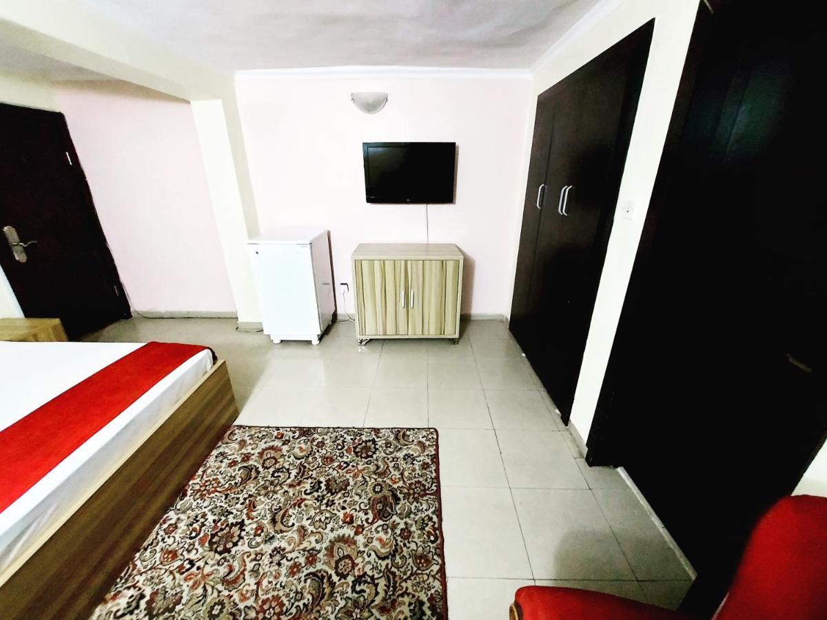 לגוס The Ambassadors Hotel מראה חיצוני תמונה