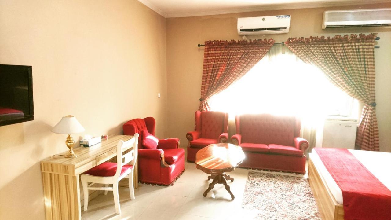 לגוס The Ambassadors Hotel מראה חיצוני תמונה