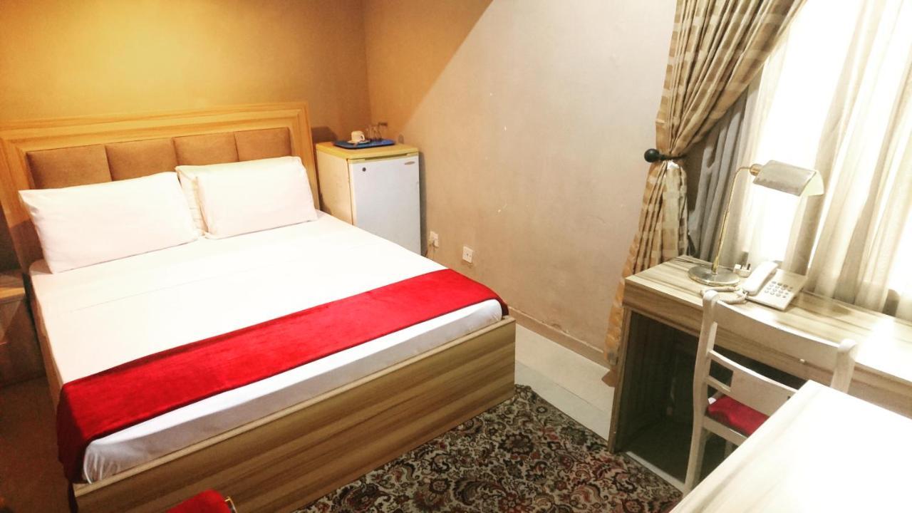 לגוס The Ambassadors Hotel מראה חיצוני תמונה