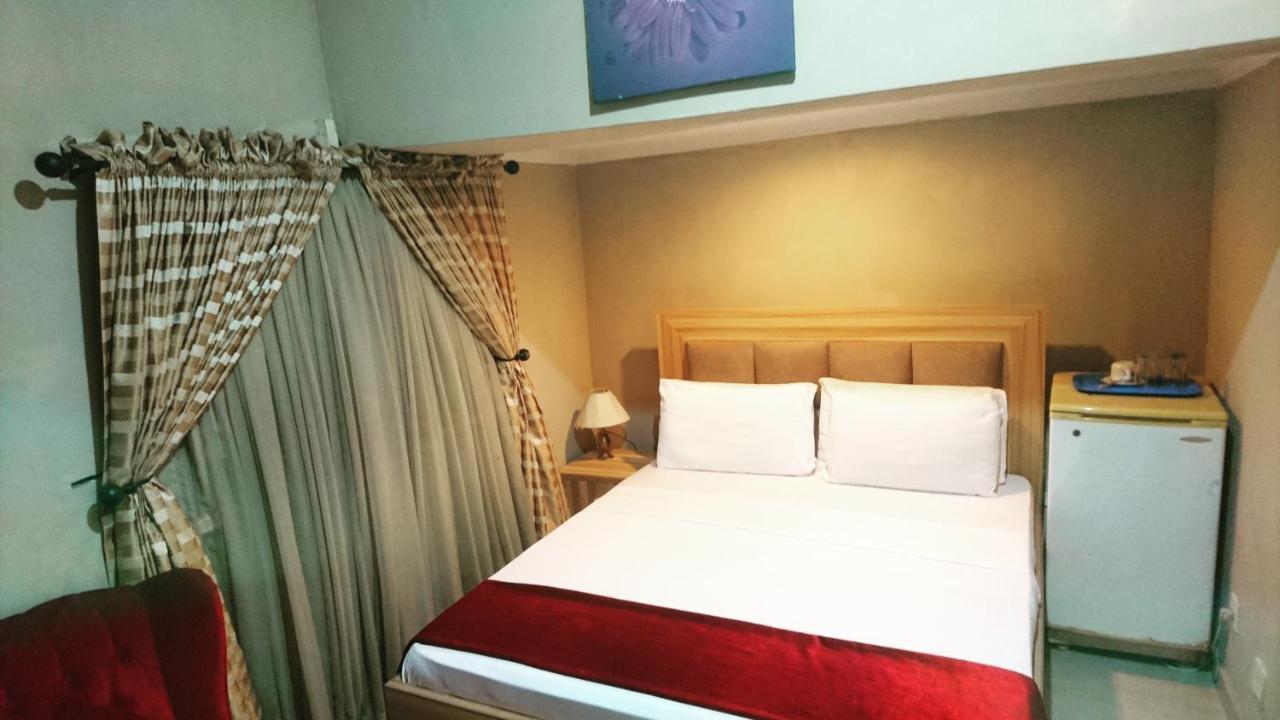 לגוס The Ambassadors Hotel מראה חיצוני תמונה