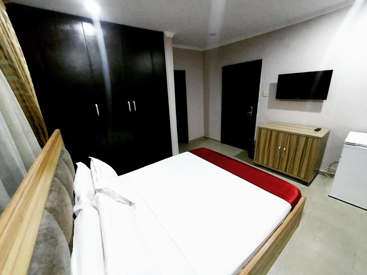 לגוס The Ambassadors Hotel מראה חיצוני תמונה