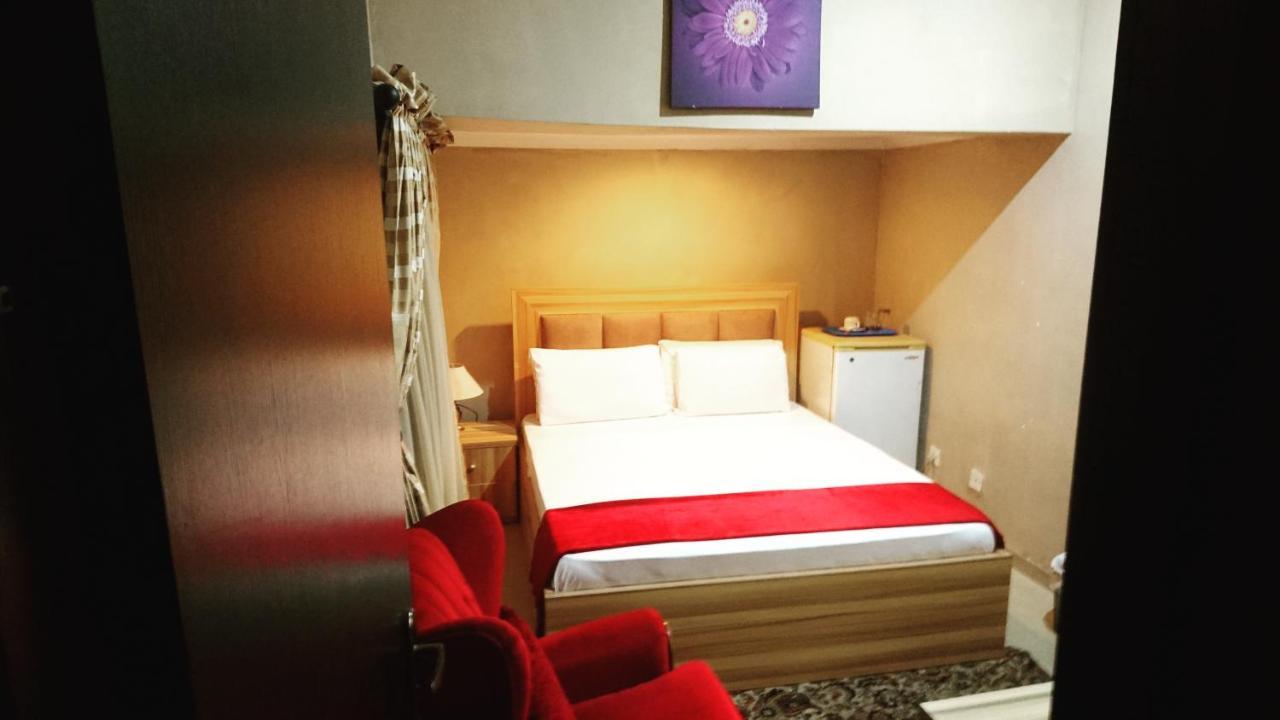 לגוס The Ambassadors Hotel מראה חיצוני תמונה