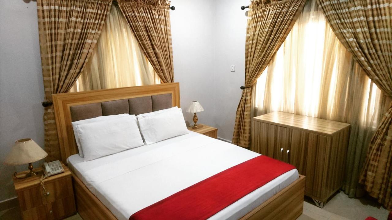 לגוס The Ambassadors Hotel מראה חיצוני תמונה
