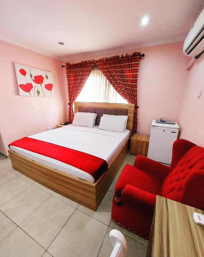 לגוס The Ambassadors Hotel מראה חיצוני תמונה