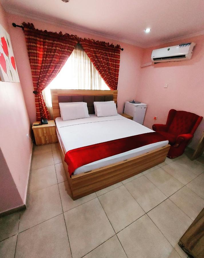 לגוס The Ambassadors Hotel מראה חיצוני תמונה