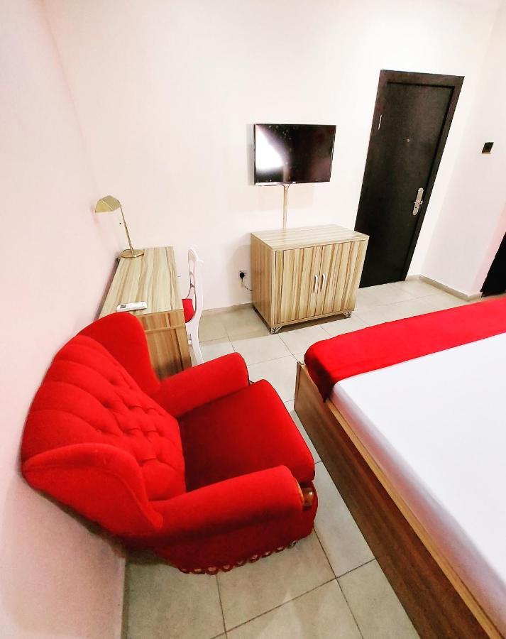 לגוס The Ambassadors Hotel מראה חיצוני תמונה