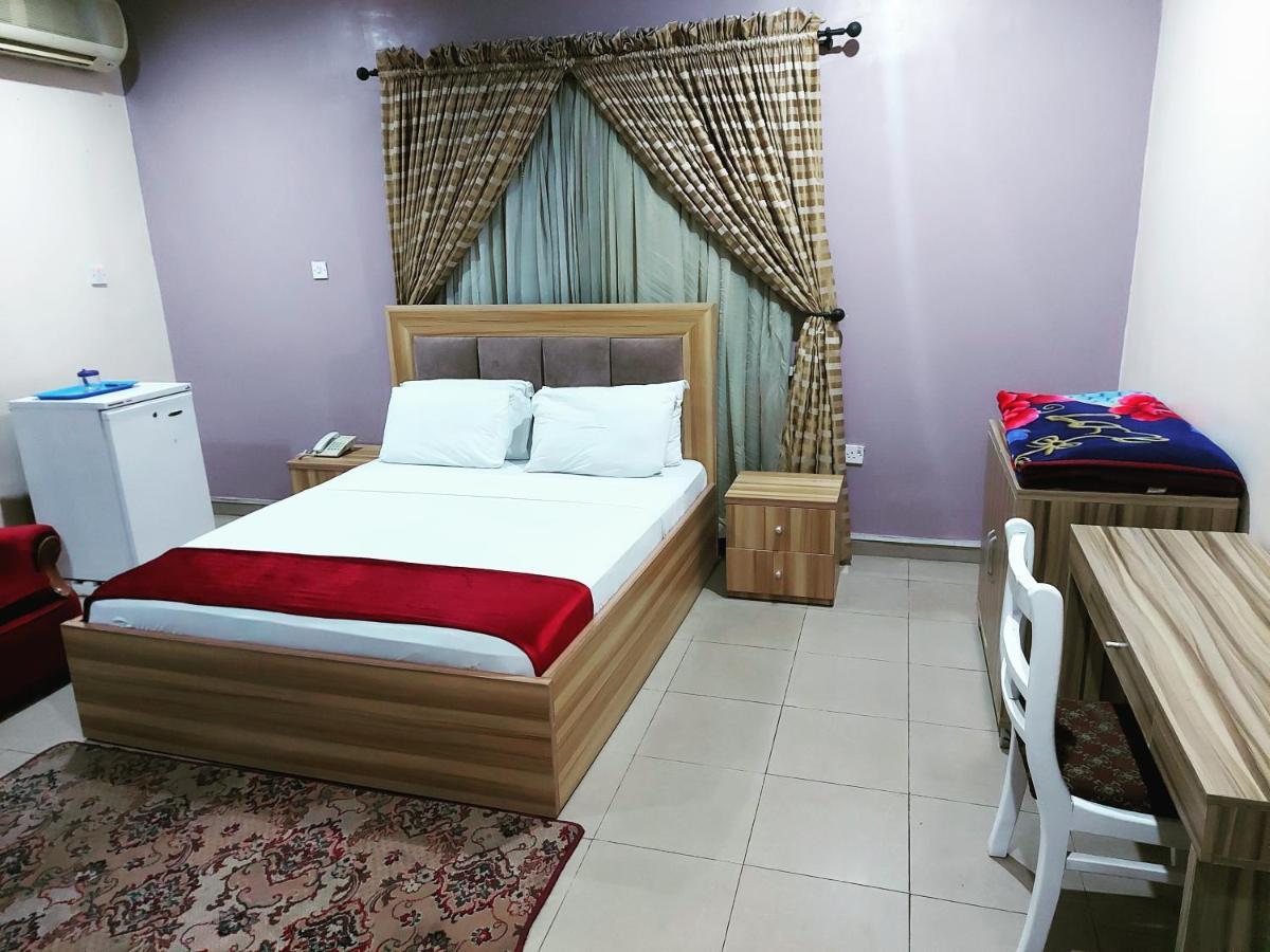 לגוס The Ambassadors Hotel מראה חיצוני תמונה