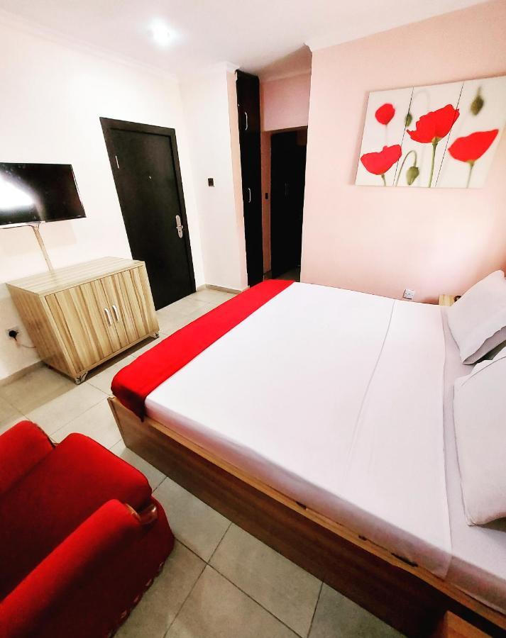 לגוס The Ambassadors Hotel מראה חיצוני תמונה