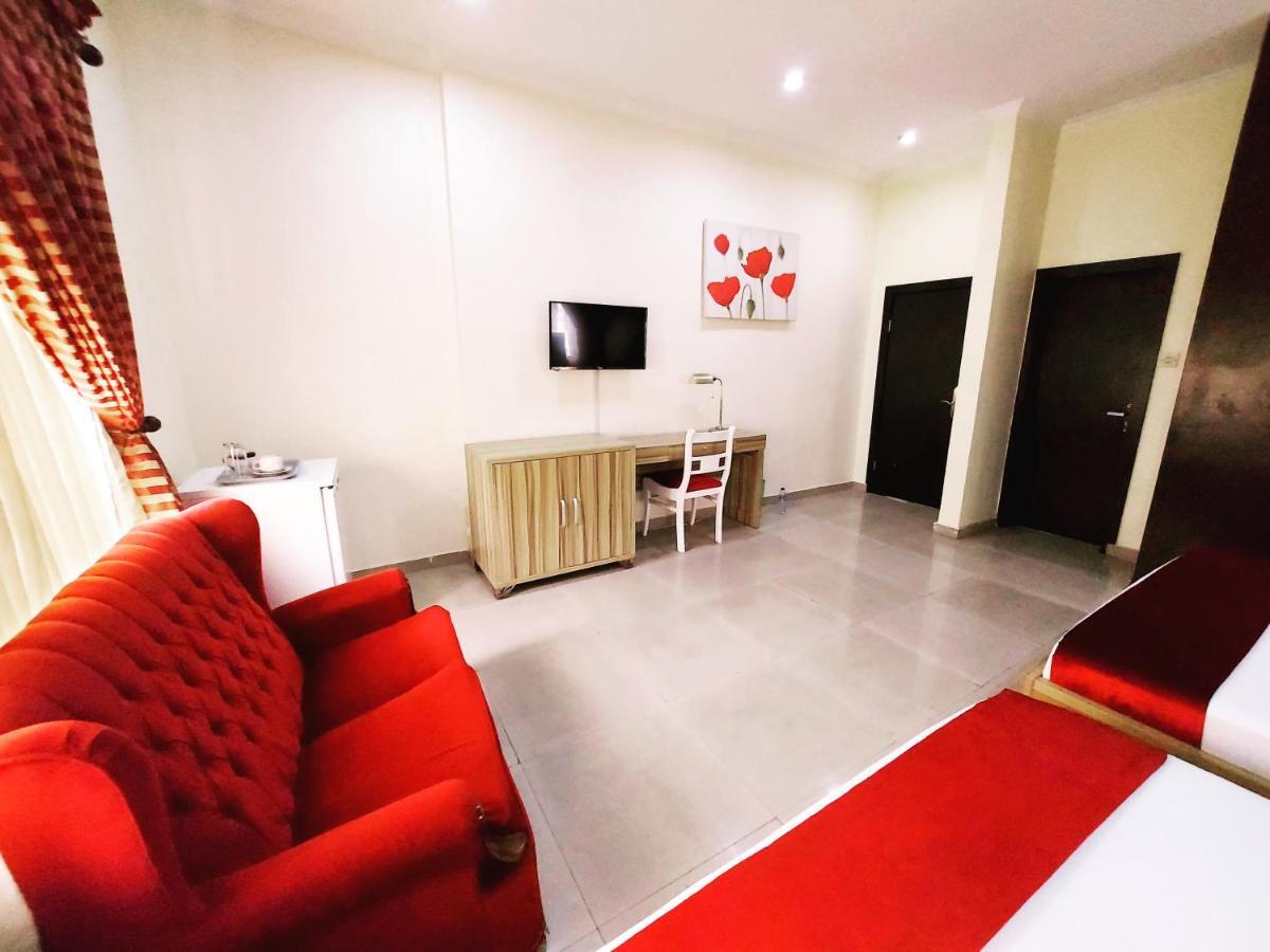 לגוס The Ambassadors Hotel מראה חיצוני תמונה