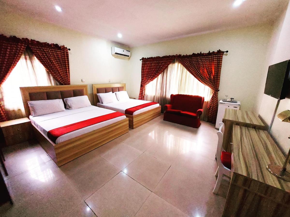 לגוס The Ambassadors Hotel מראה חיצוני תמונה