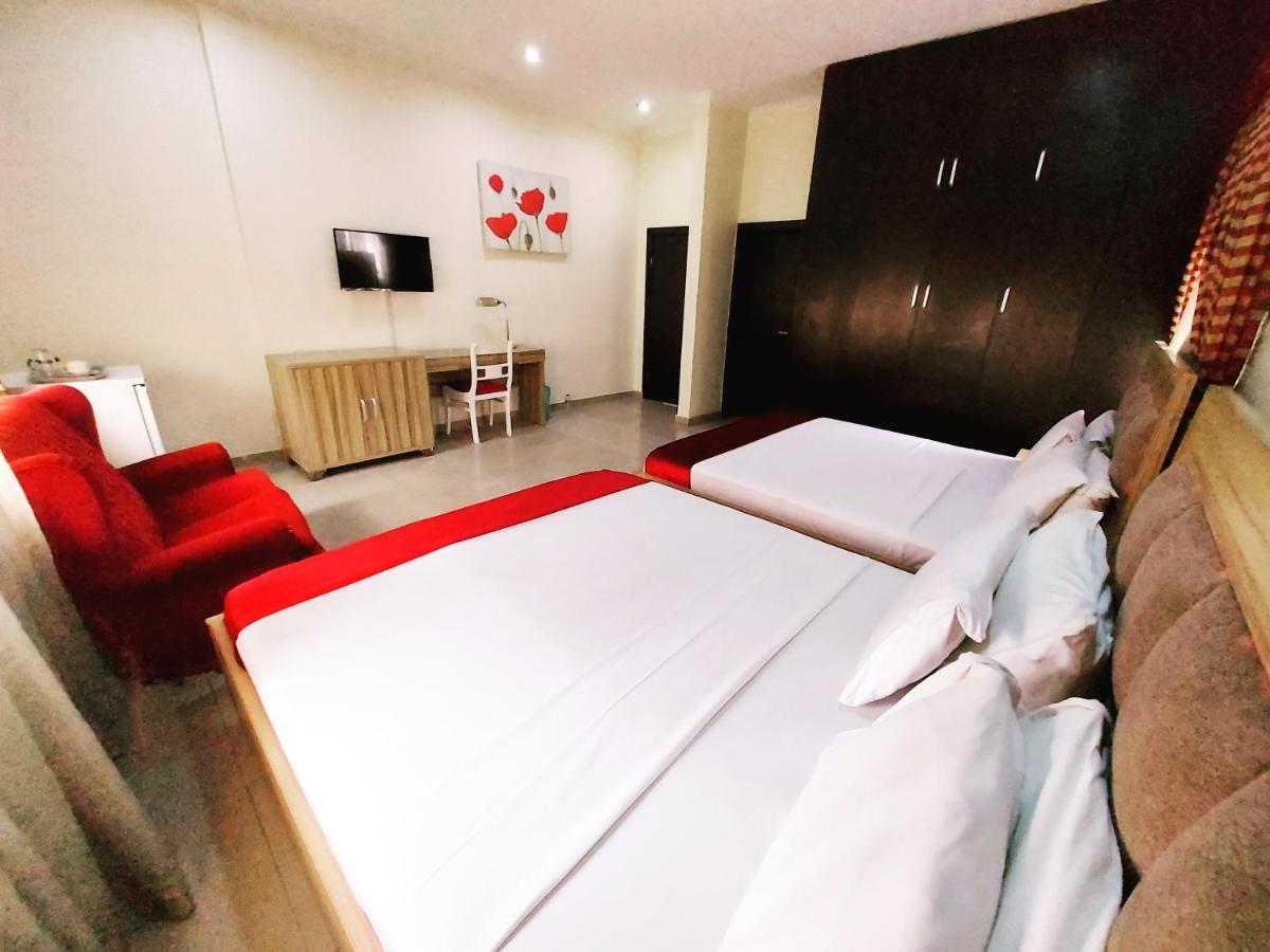 לגוס The Ambassadors Hotel מראה חיצוני תמונה
