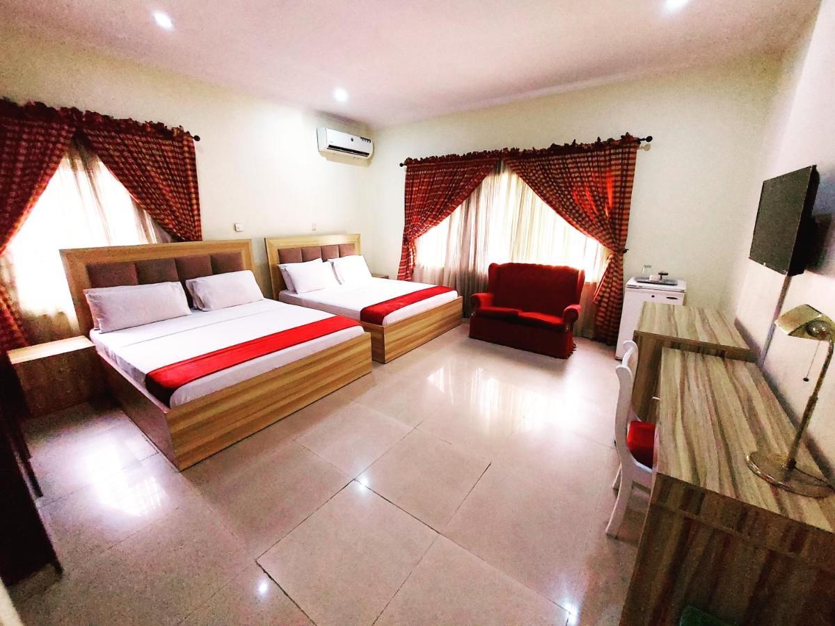לגוס The Ambassadors Hotel מראה חיצוני תמונה