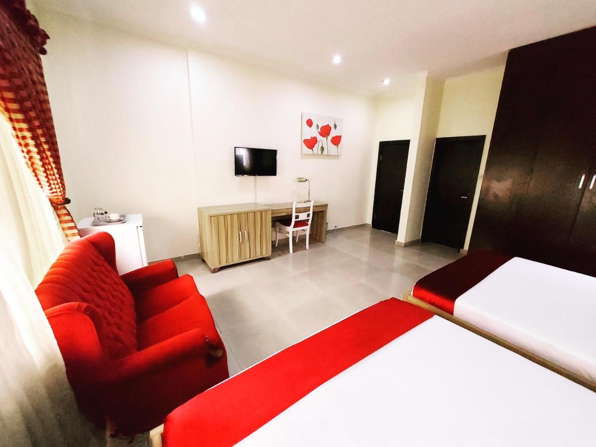 לגוס The Ambassadors Hotel מראה חיצוני תמונה